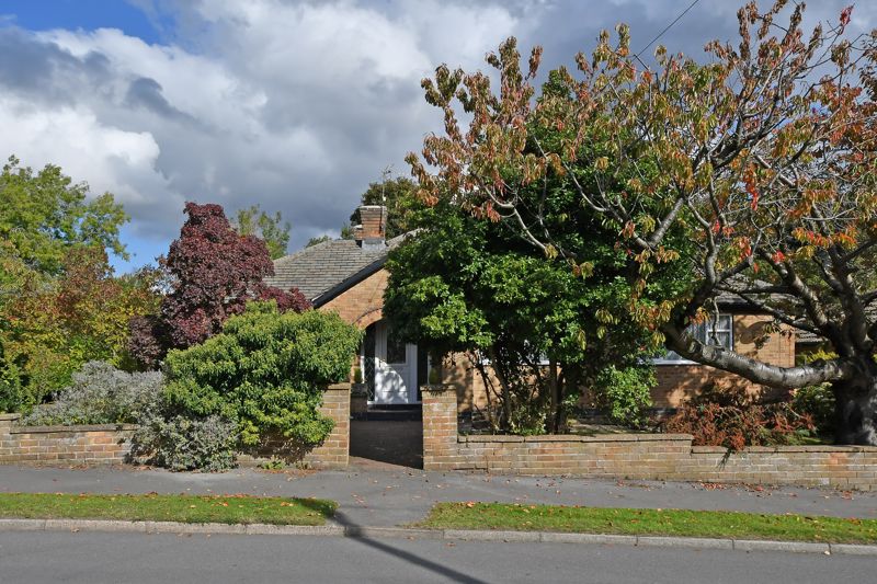 Bushey Wood Road Dore